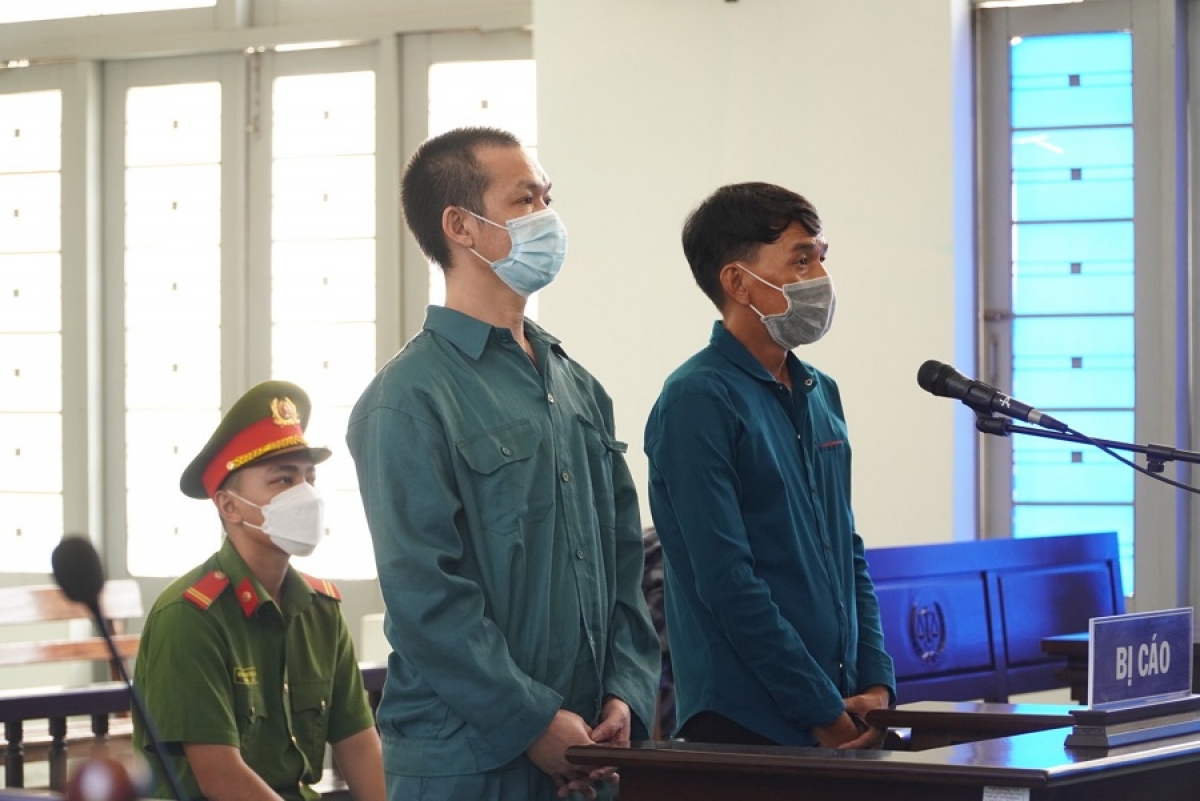 Bị cáo Nguyễn Quốc Lâm (đứng bên trái) và Lìu Gia Siêu tại phiên toà sáng 18/3 (Ảnh: Đ.Phú)