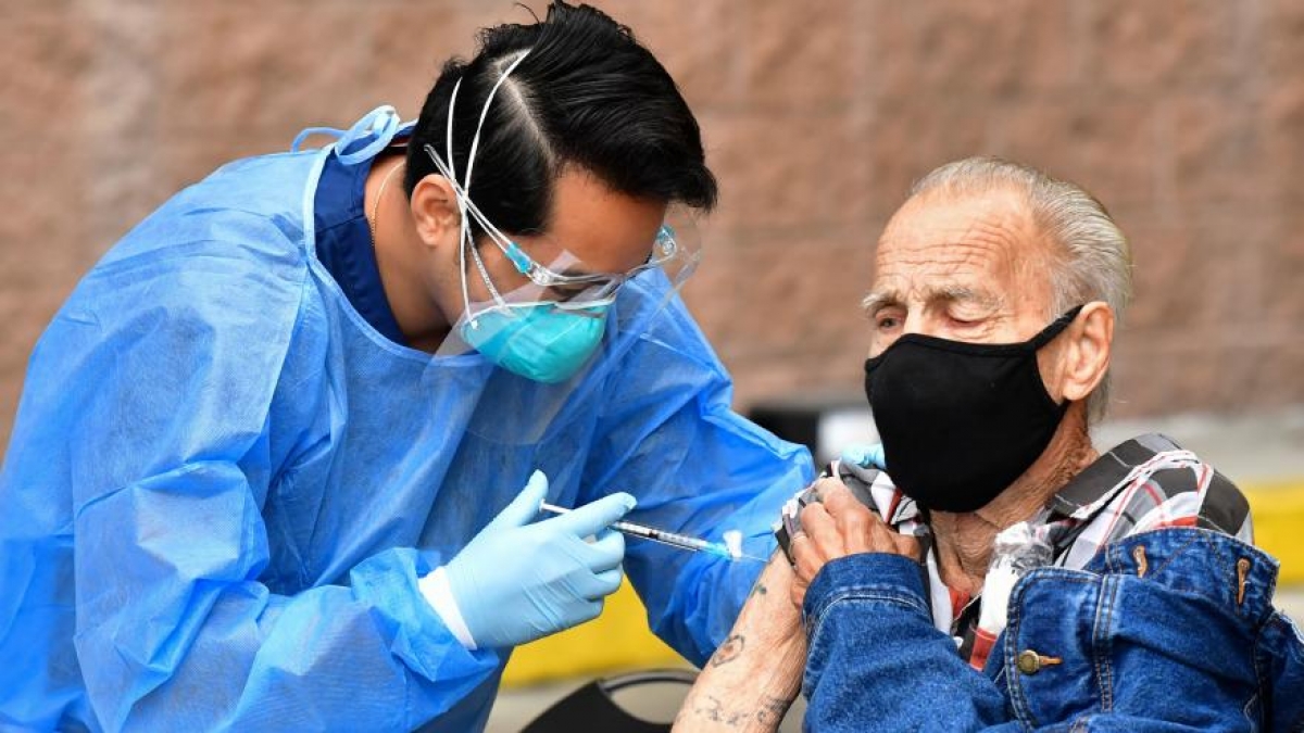 Tiêm vaccine Covid-19 cho người cao tuổi ở Mỹ. Ảnh: CNN