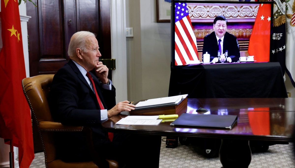 Tổng thống Mỹ Joe Biden trao đổi trực tuyến với Chủ tịch Trung Quốc Tập Cận Bình ở Phòng Roosevelt, Nhà Trắng ngày 15/11/2021. Ảnh: AP