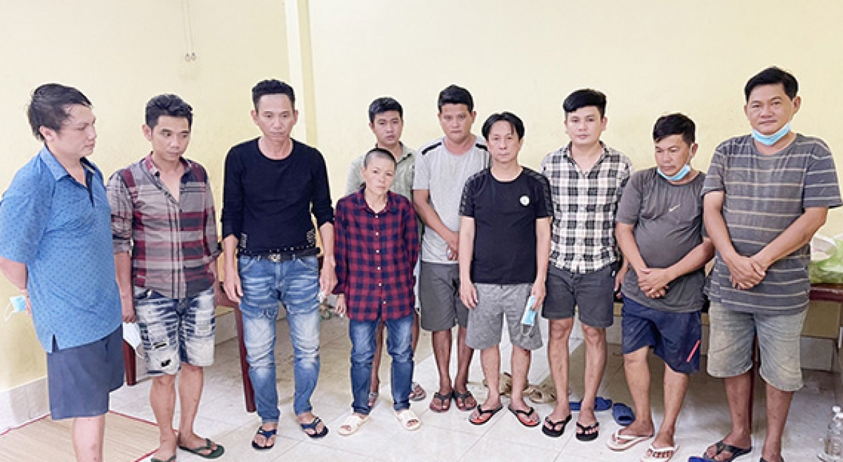 Các đối tượng tại tụ điểm đá gà phường Bửu Long, TP.Biên Hòa bị bắt giữ (Ảnh: Công an tỉnh Đồng Nai)