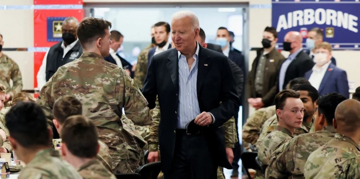 Tổng thống Biden thăm Sư đoàn dù 82. Ảnh: NBC News