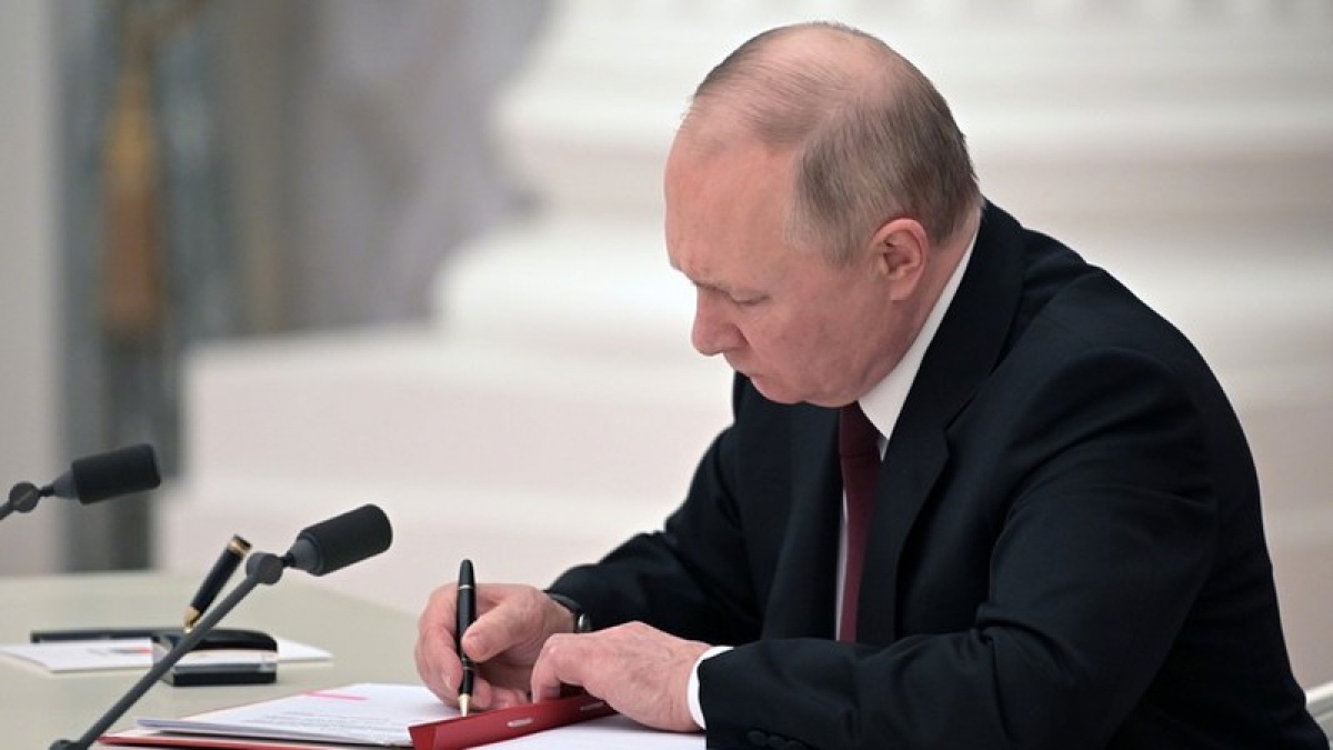 Ngày 21/2/2022, Tổng thống Nga Vladimir Putin ký sắc lệnh công nhận Cộng hòa Nhân dân Lugansk tự xưng và Cộng hòa Nhân dân Donetsk tự xưng là các quốc gia độc lập. Ảnh: Sputnik