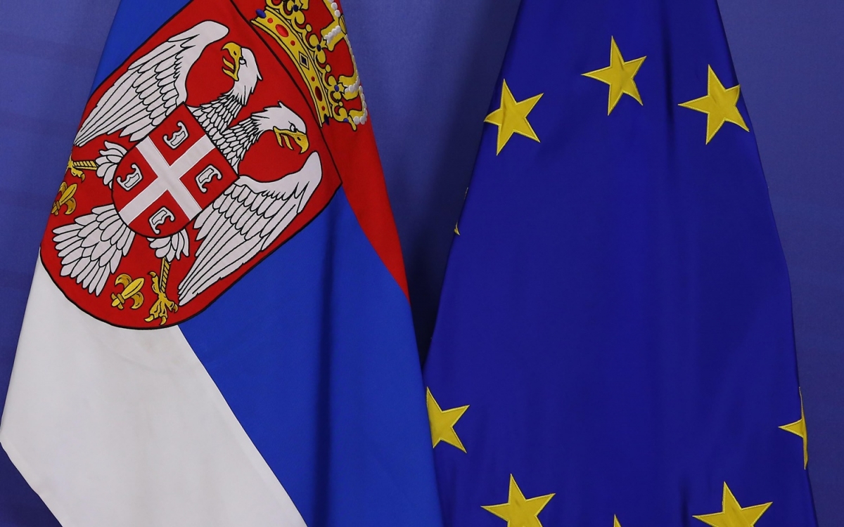 Cờ Serbia và EU. Ảnh: European Western Balkans.
