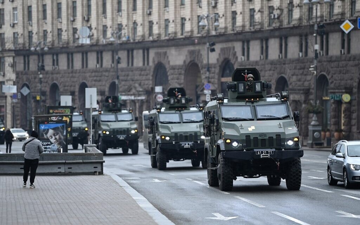 Các phương tiện quân sự của Ukraine di chuyển qua quảng trưởng Độc Lập ở trung tâm Kiev ngày 24/2/2022. Ảnh: AFP