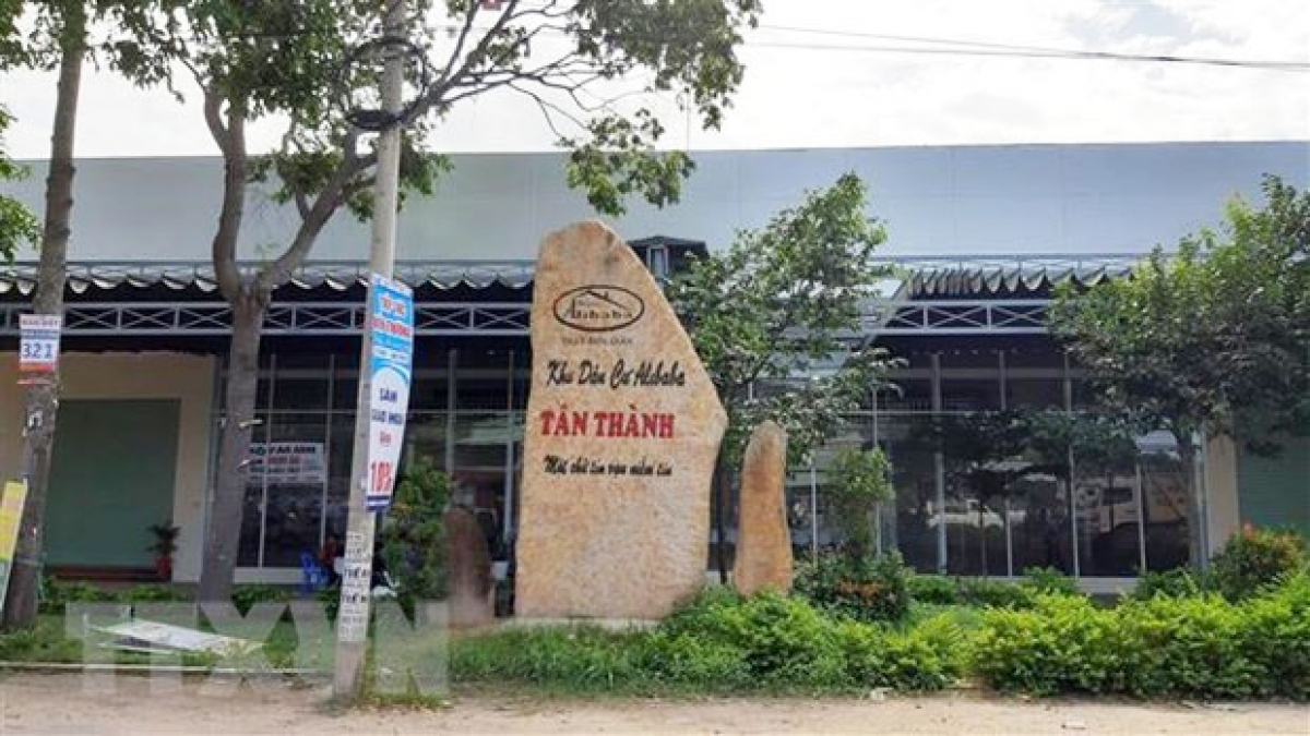 Điểm giao dịch của Công ty Cổ phần địa ốc Alibaba tại xã Châu Pha, thị xã Phú Mỹ, tỉnh Bà Rịa-Vũng Tàu. (Ảnh: Huỳnh Sơn/TTXVN)