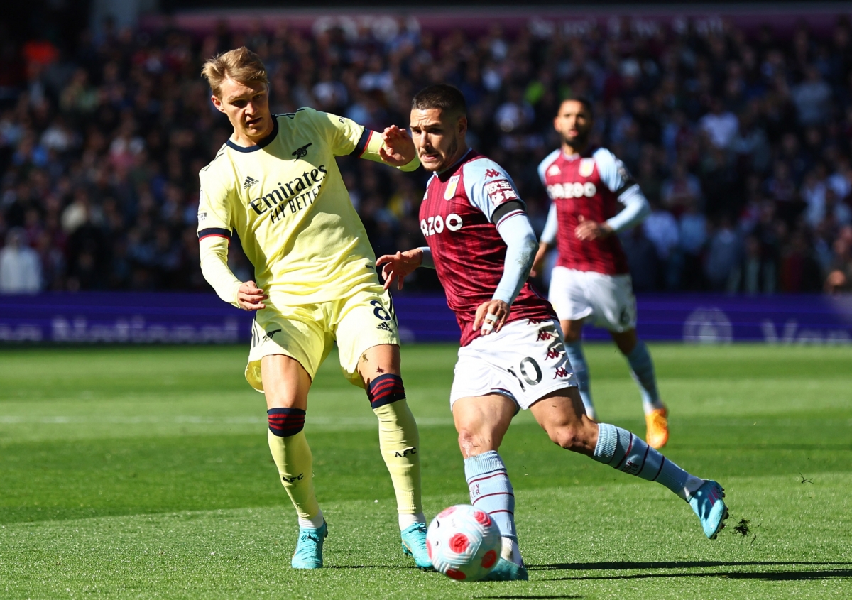 Thế trận đang hoàn toàn thuộc về Arsenal. (Ảnh: Reuters).