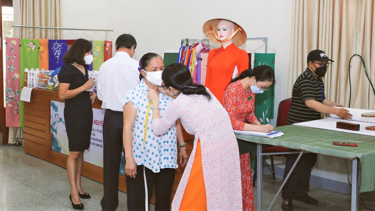 Bảo tàng phụ nữ Nam Bộ tổ chức hoạt động may đo áo dài để thu hút khách và hưởng ứng Lễ hội áo dài TP.HCM 2022.
