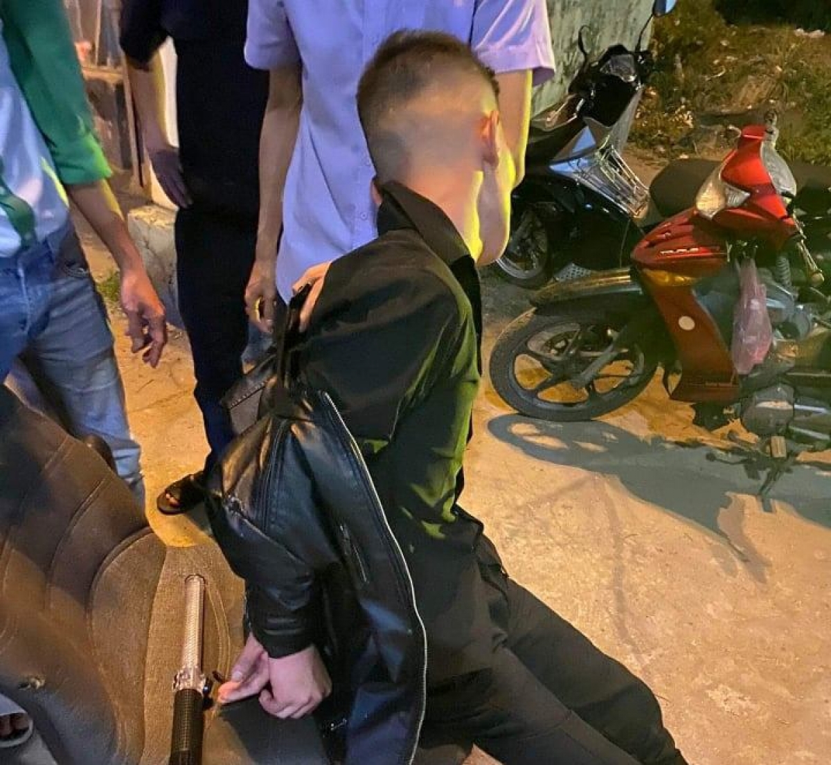 Trần Hải Hồ Nam bị nhóm thanh niên ở Đà Nẵng bắt giữ, đánh đập và trói tay