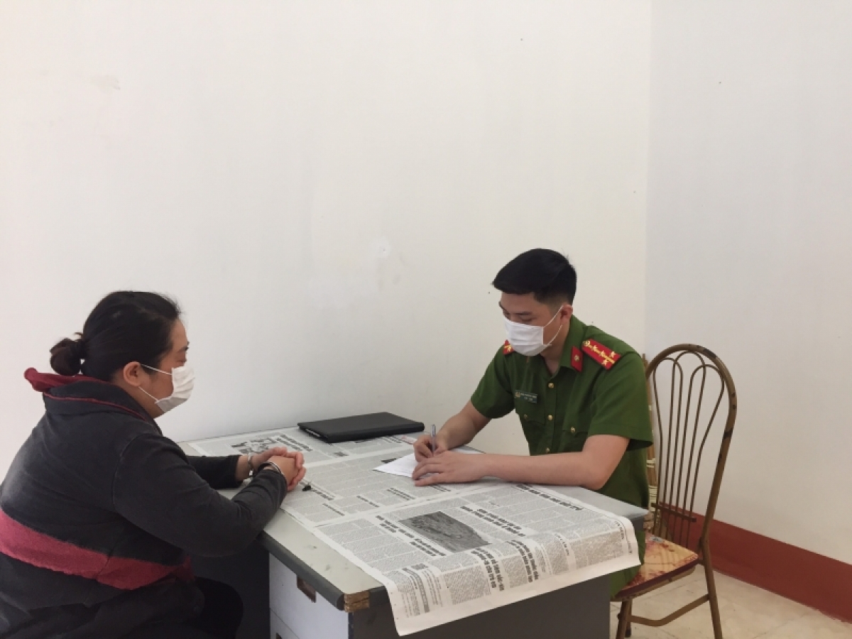 Đối tượng Hoàng Thị Thu Huyền tại cơ quan Công an