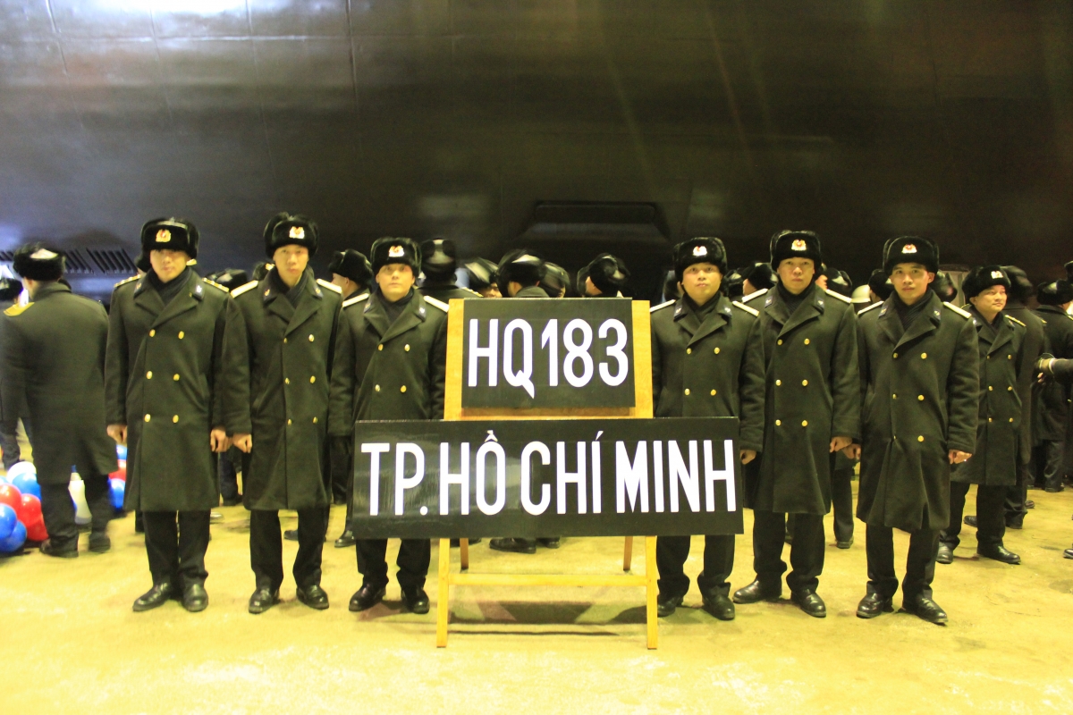Cán bộ, thủy thủ Tàu 183 trong lễ hạ thủy Tàu tại LB Nga