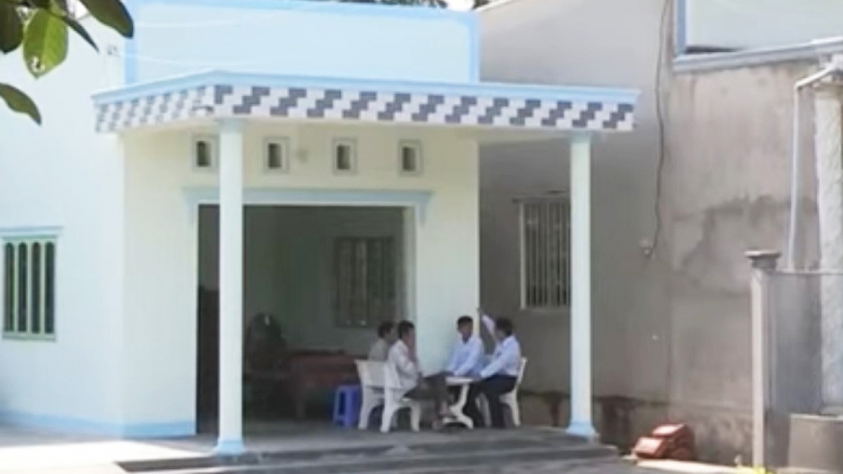 Nghi phạm được cho về nhà để lo ma chay cho vợ, với sự giám sát của công an