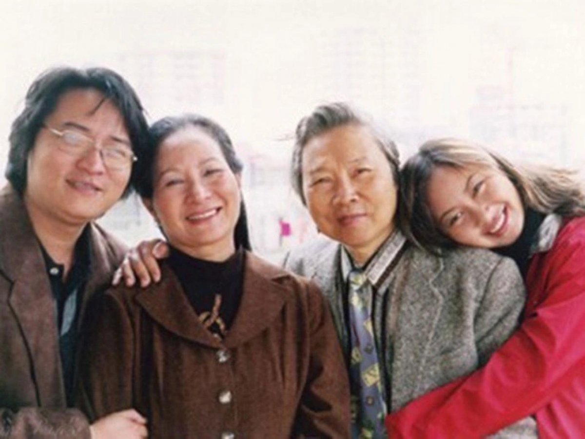 Ca sĩ Khánh Linh (phải), nhạc sĩ Ngọc Châu (trái) chụp ảnh cùng bố mẹ từ nhiều năm trước (Ảnh sưu tầm).
