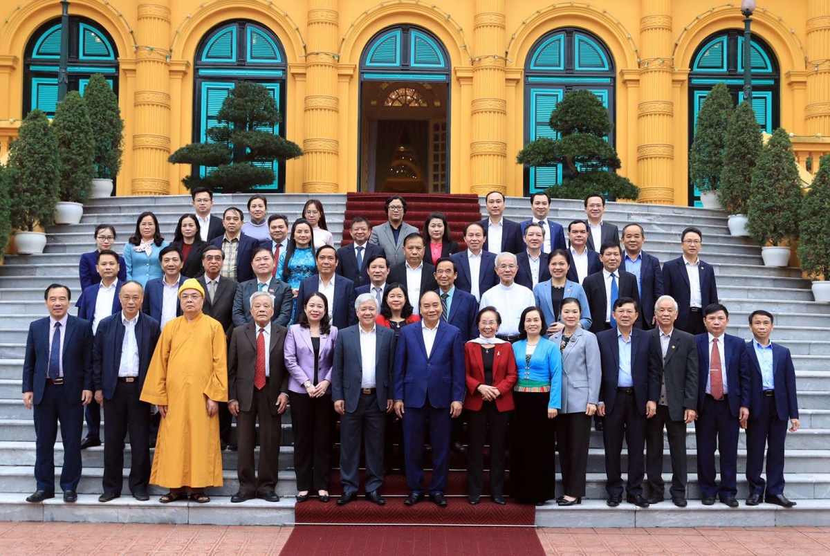 Chủ tịch nước Nguyễn Xuân Phúc chụp ảnh cùng các đại biểu dự hội nghị.