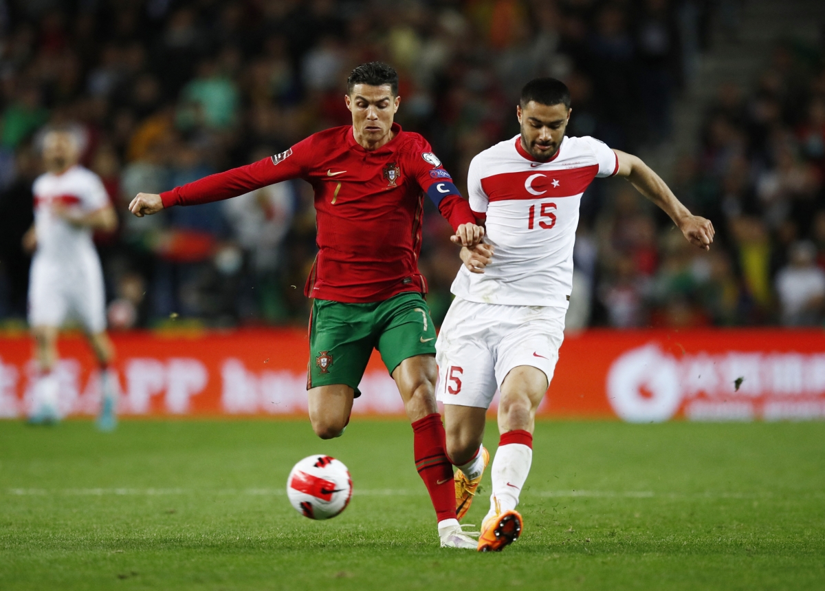 Ronaldo không ghi bàn nhưng đóng góp vào lối chơi giúp ĐT Bồ Đào Nha thắng ĐT Thổ Nhĩ Kỳ 3-1. (Ảnh: Reuters).