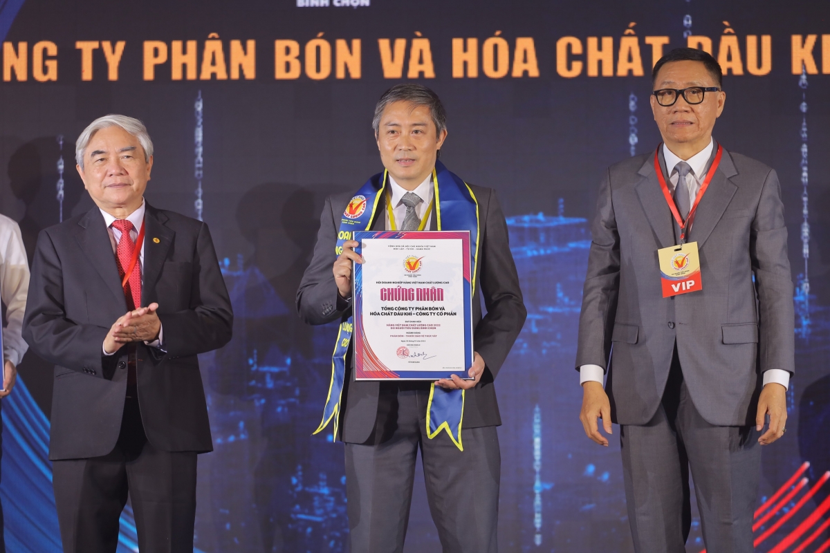 Đại diện PVFCCo nhận Giấy chứng nhận Hàng Việt Nam chất lượng cao trong Lễ vinh danh.
