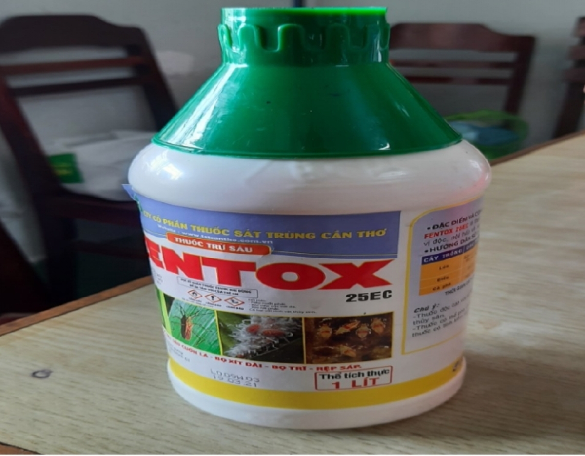 Thuốc trừ sâu mà bị can Lê Thạnh Phú pha vào nước ngọt cho cháu T. uống. (Ảnh: VKSND Cần Thơ)