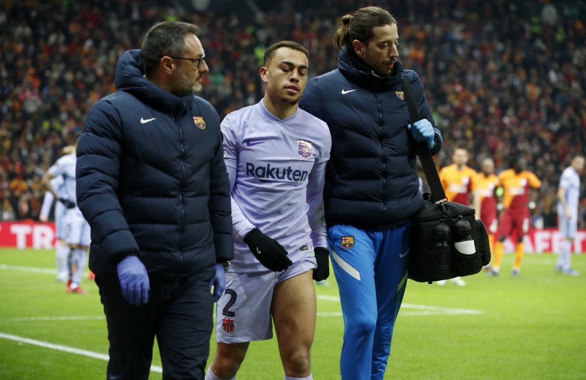 Sergino Dest chấn thương trong trận đấu với Galatasaray. (Ảnh: Reuters).