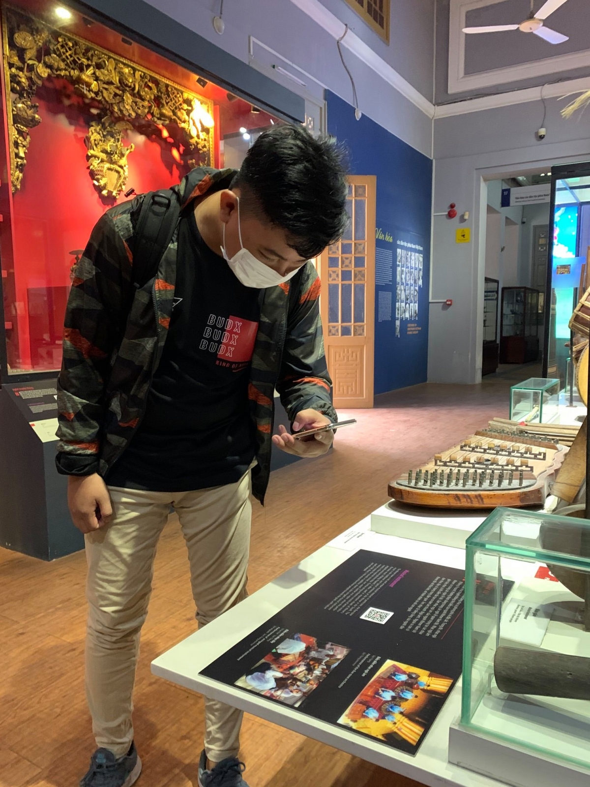 Du khách có thể quét mã QR để truy cập vào trang dữ liệu thông tin của các cổ vật ở Bảo tàng lịch sử TP.HCM.