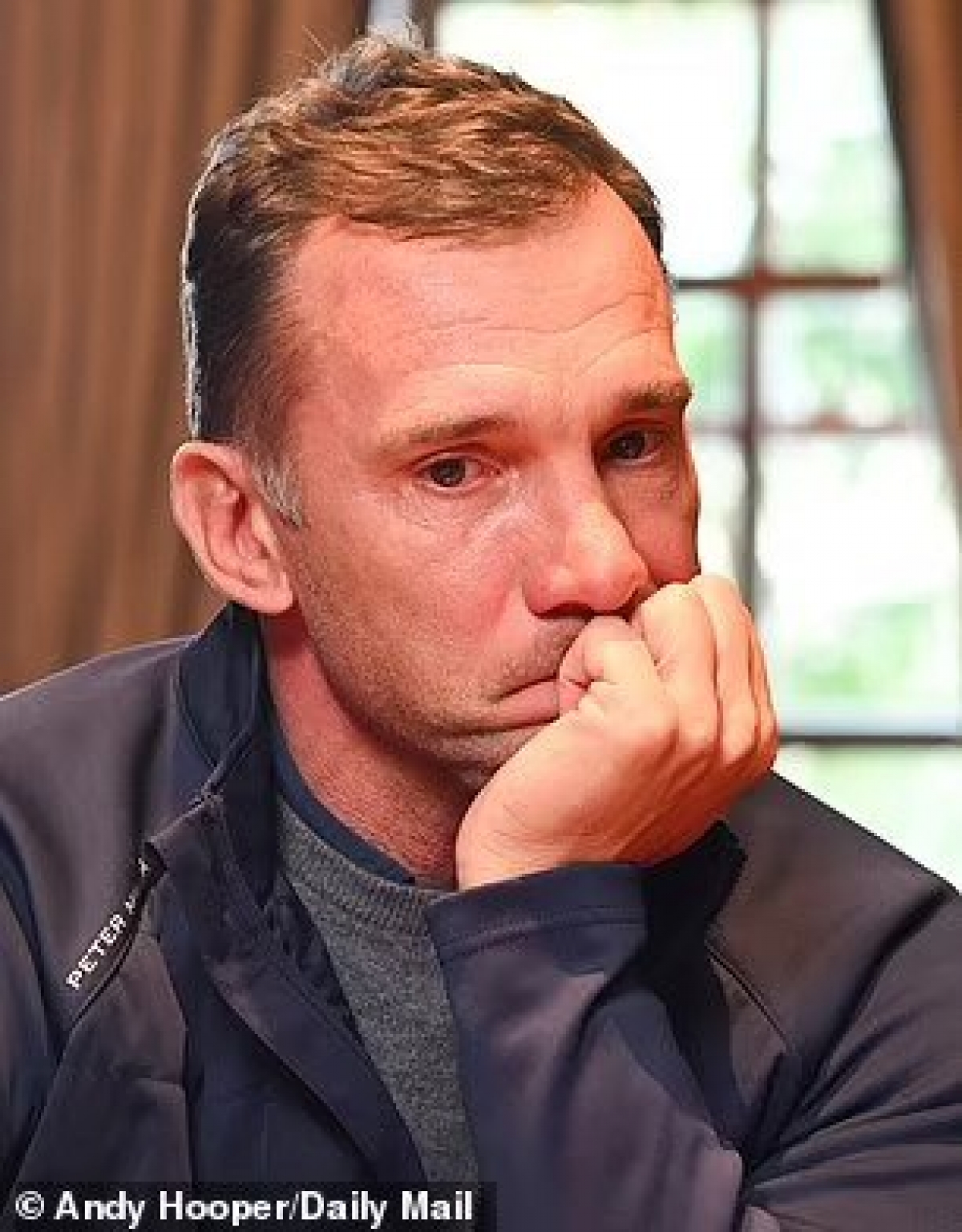 Sheva trải lòng về Ukraine chìm trong bom đạn cùng tiếc nấc không ngừng. (Ảnh: Daily Mail).