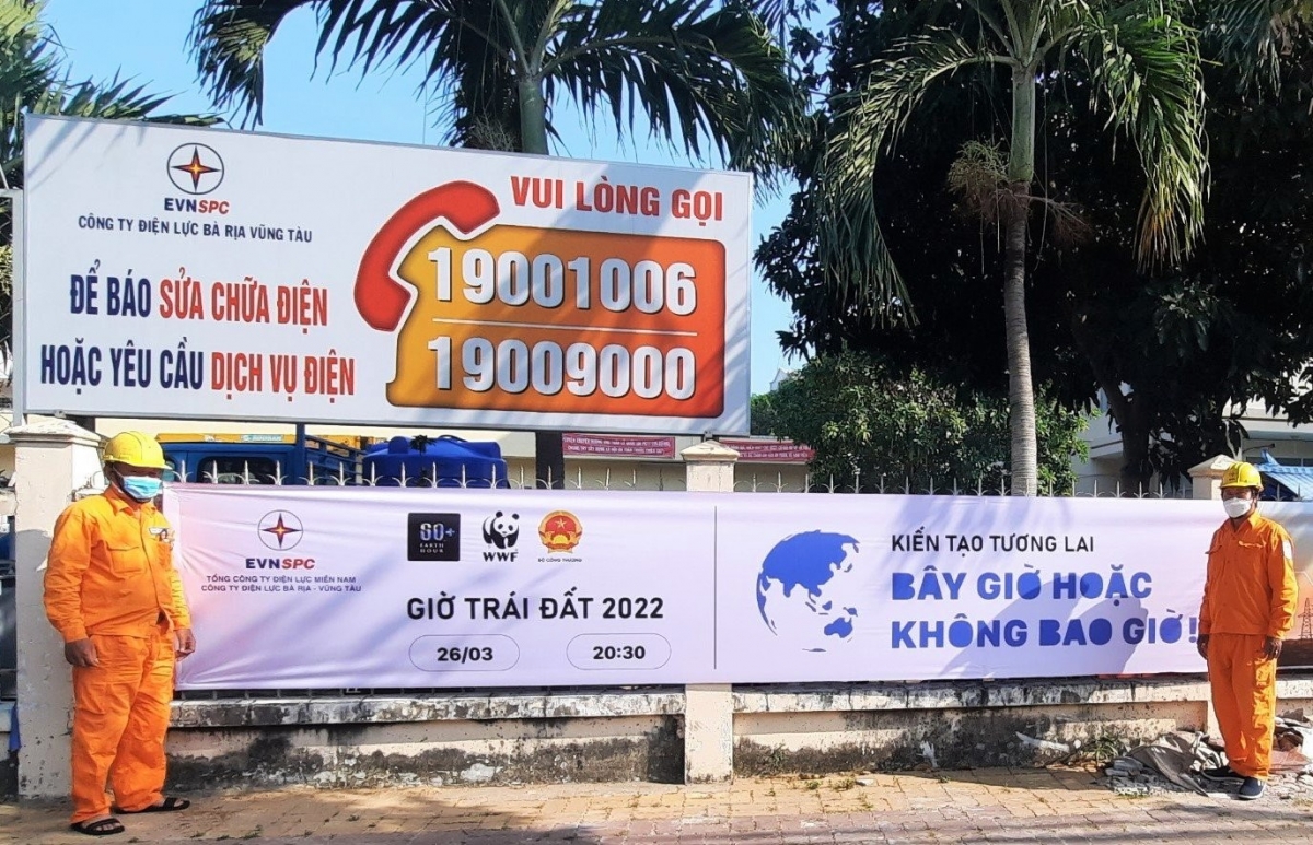 Treo băng rôn tuyên truyền Giờ Trái đất 2022 trước trụ sở Công ty Điện lực Bà Rịa-Vũng Tàu.