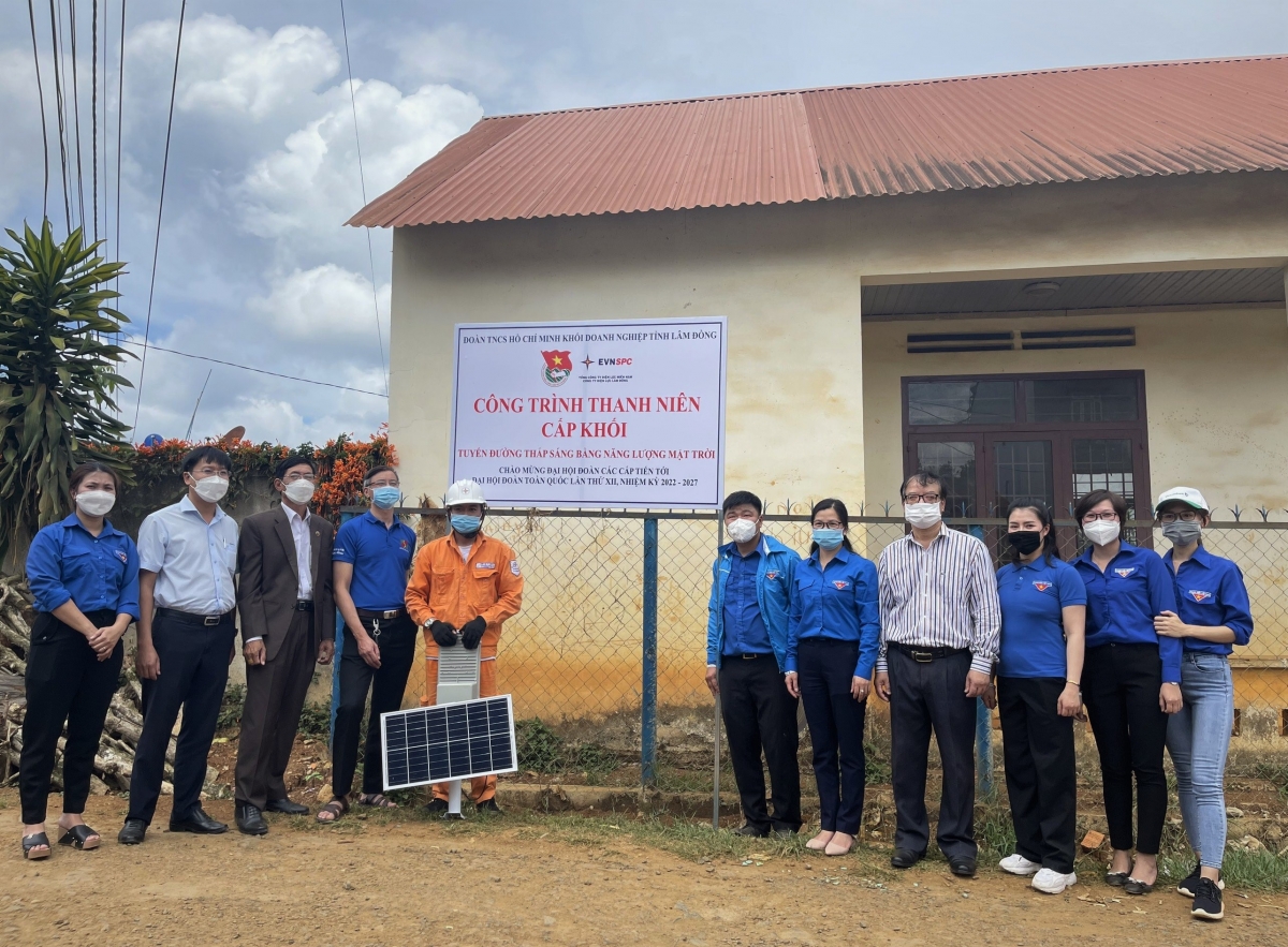 Trao tặng 2 công trình thắp sáng cho người dân thôn Hiệp Thành 2, xã Tam Bố và thôn Hàng Làng, xã Gung Ré, huyện Di Linh, tỉnh Lâm Đồng.
