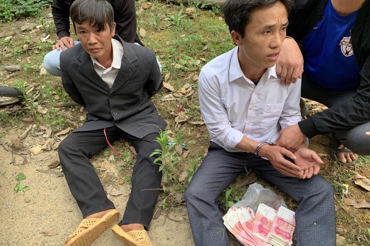 Hai đối tượng bị bắt cùng tang vật.