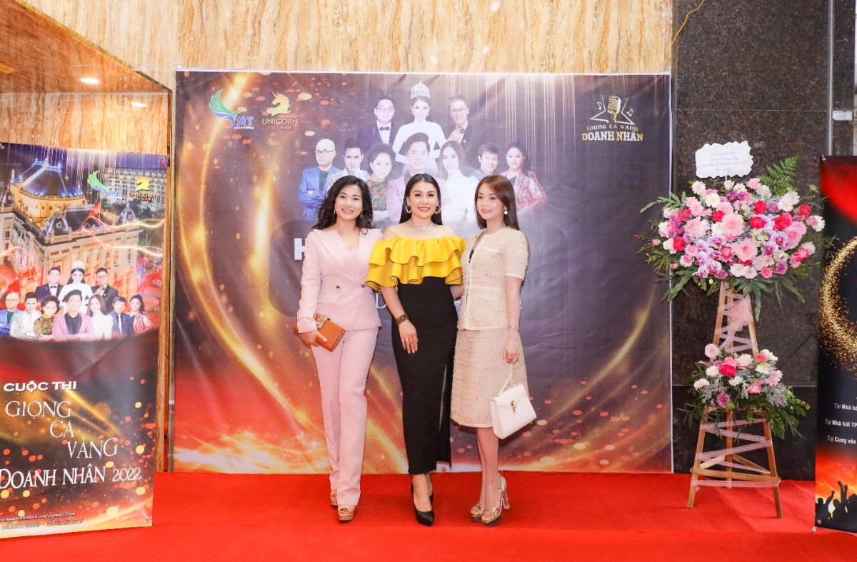 Diễn viên Đàm Hằng (trái), Ngô Lệ Quyên (phải) tham dự họp báo.