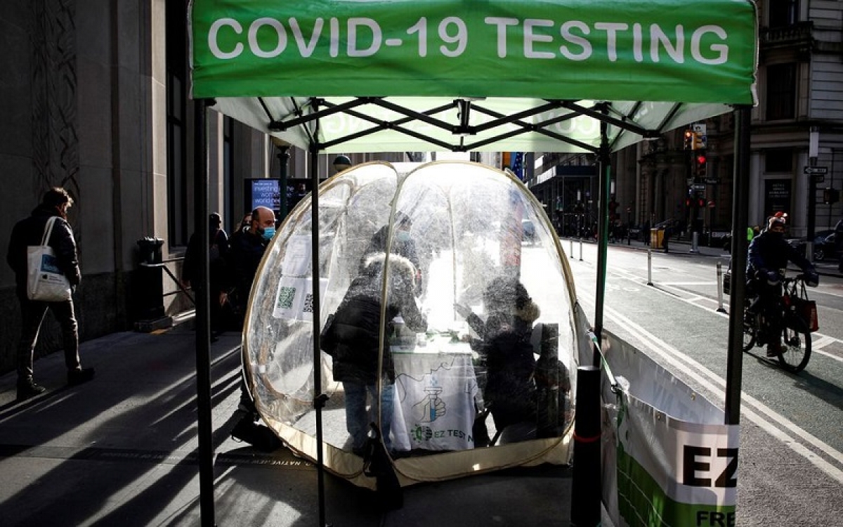 Lấy mẫu xét nghiệm SARS-CoV-2 ở New York, Mỹ. Ảnh: Reuters