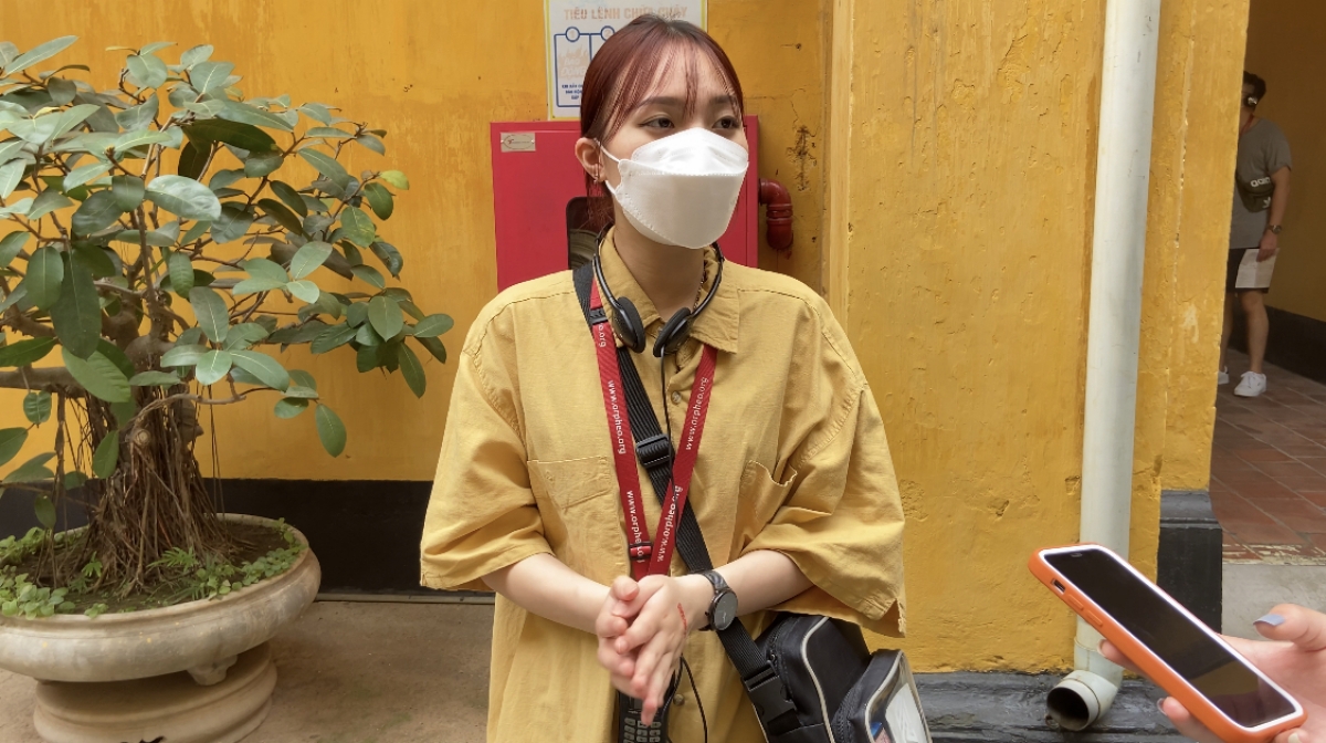 Chị Thuỷ bày tỏ cảm xúc khi thăm Nhà tù Hỏa Lò.