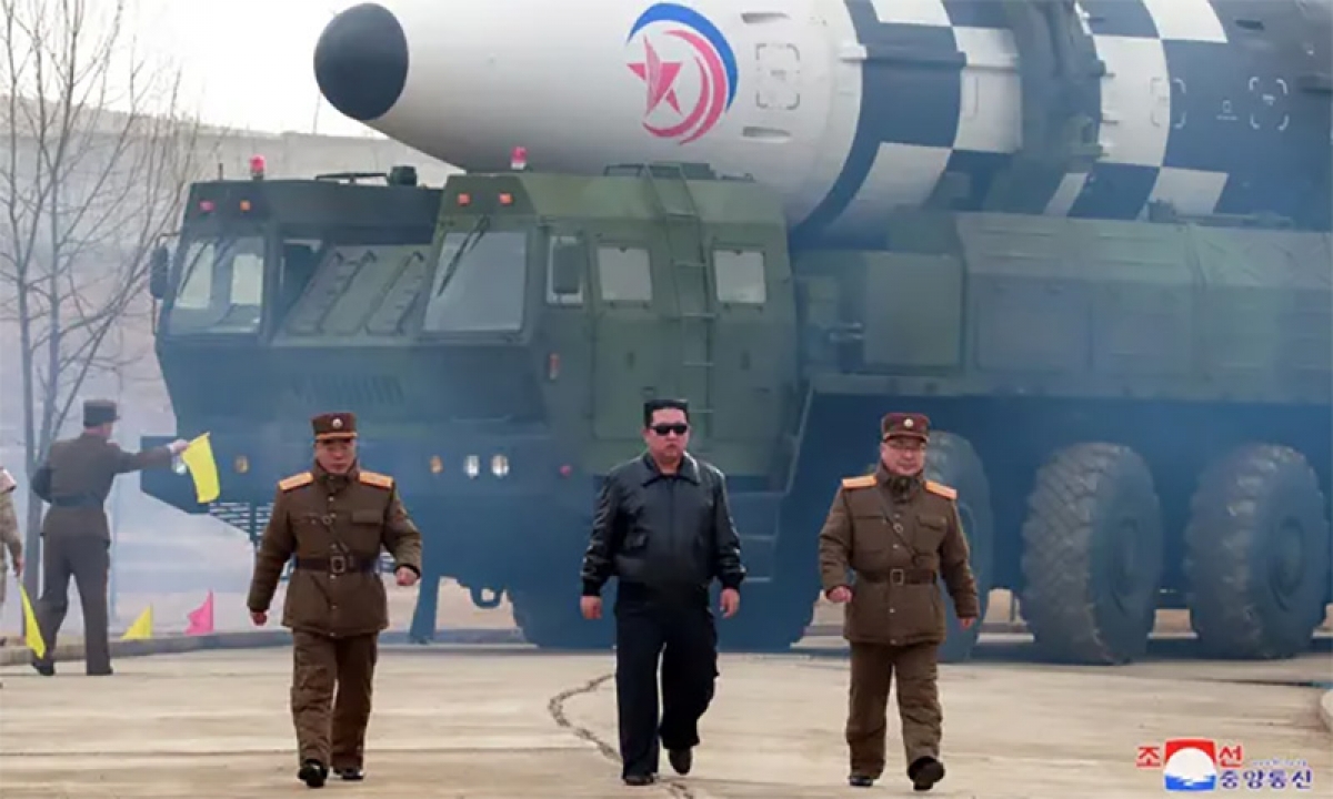 Nhà lãnh đạo Kim Jong-un đã trực tiếp thị sát và chỉ đạo vụ phóng thử ICBM ngày 24/3. Ảnh: KCNA/Reuters
