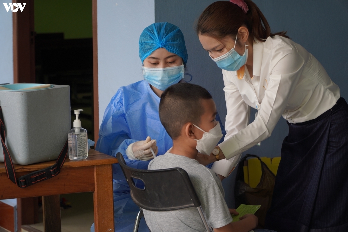 Một điểm tiêm vaccine ngừa Covid-19 cho trẻ tại Thủ đô Vientiane.