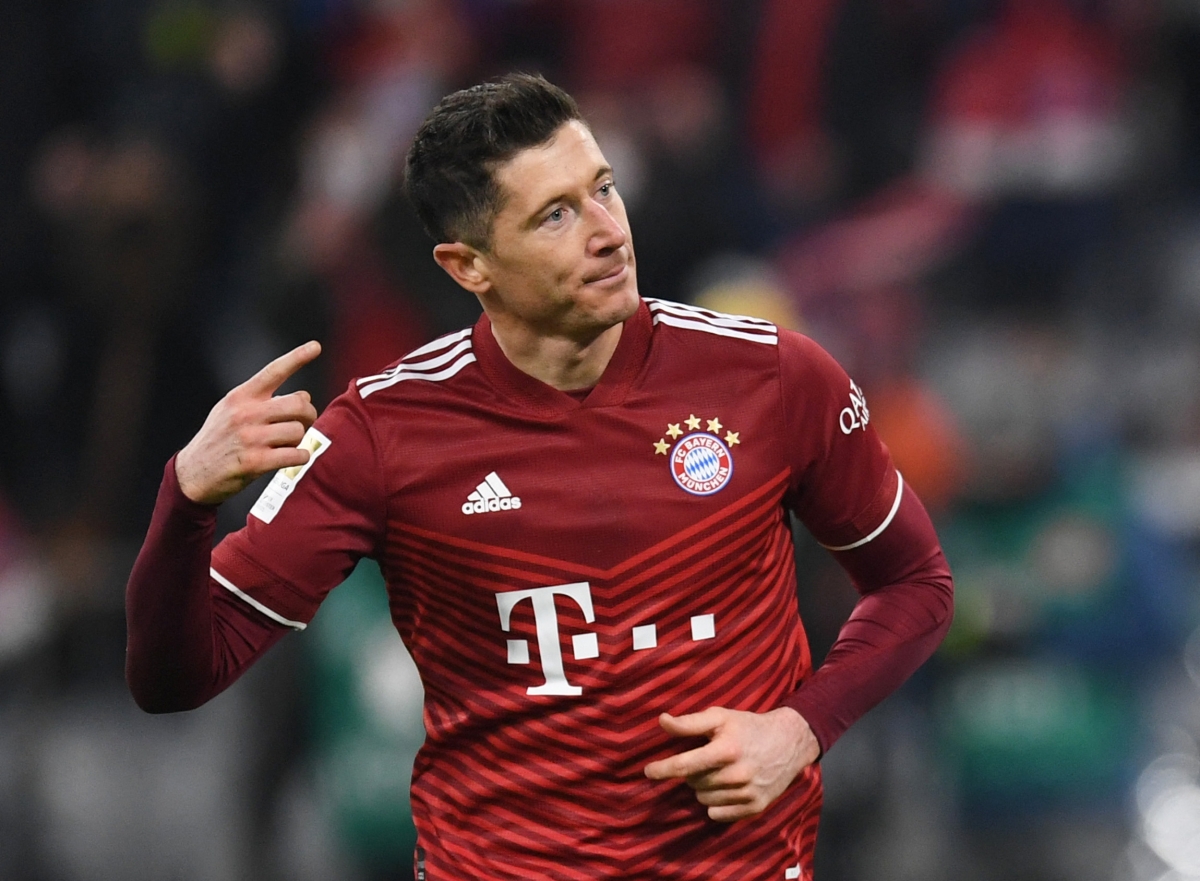 Lewandowskivẫn đang dẫn đầu trong cuộc đua giành Chiếc giày Vàng châu Âu 2021/2022 nhưng Benzema (Real Madrid) đang âm thầm bứt lên phía sau. (Ảnh: Reuters).