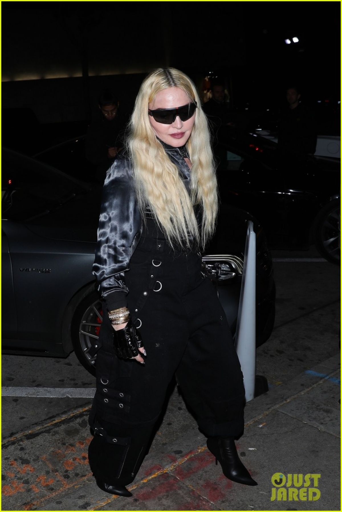Madonna được nhìn thấy khi đang đi ăn tối cùng một người bạn tại nhà hàng Craig’s ở California hôm 18/3.