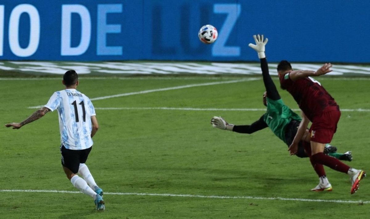 Di Maria ghi bàn kỹ thuật, nâng tỷ số lên 2-0 cho Argentina ở phút 79.
