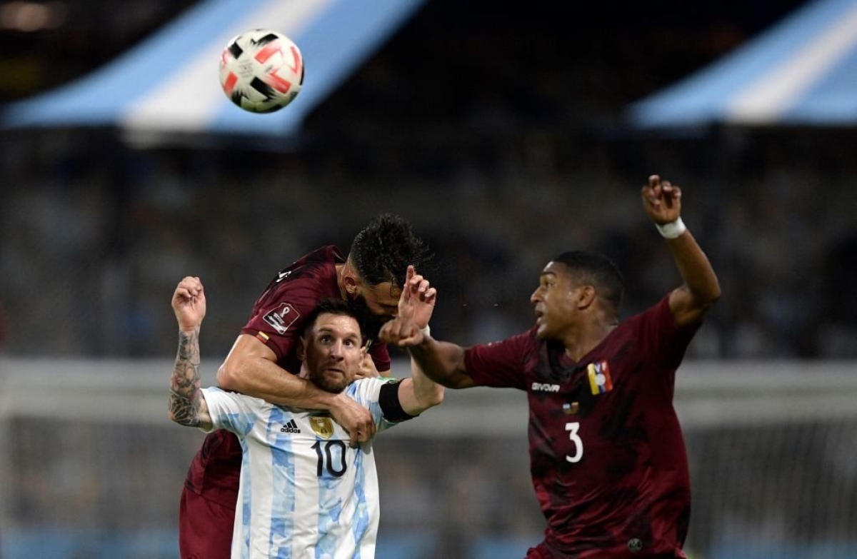 Venezuela cố gắng duy trì sự kháng cự trước Argentina nhưng đã sụp đổ ở cuối trận.