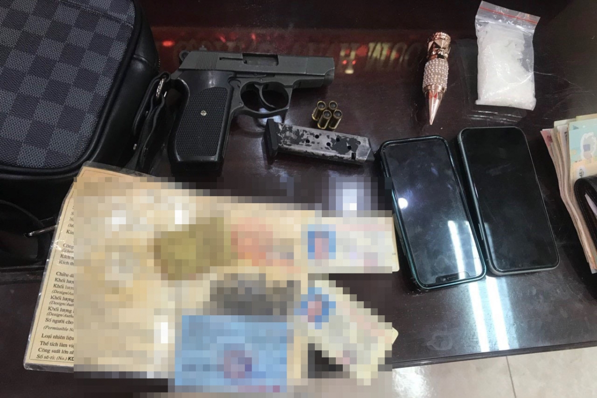 Lực lượng chức năng thu giữ 1 khẩu súng, 50 gam ma túy đá trên xe của H.