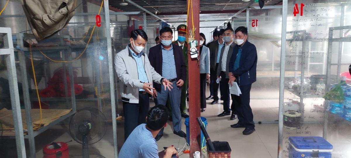 Ông Hồ Quang Huy - Chủ tịch UBND thành phố Móng Cái kiểm tra việc thiết lập vùng xanh an toàn tại các cửa khẩu, lối mở trên địa bàn.