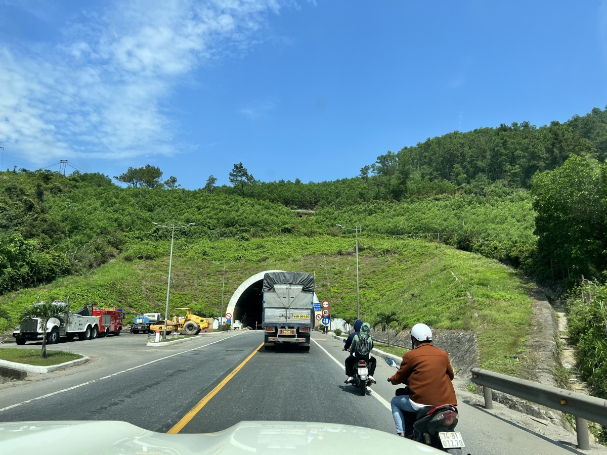 Xe ô tô được phân luồng lưu thông vào hầm Phước Tượng khi hầm này đang tiến hành đóng 1 làn đường để sửa chữa.