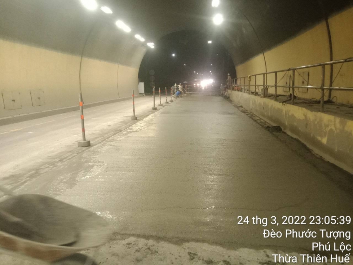 Bên trong hầm Phước Tượng đang sửa chữa.