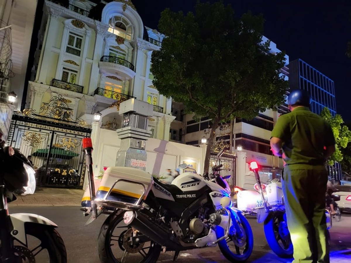 Cảnh sát tập trung trước nhà đối tượng Nguyễn Phương Hằng.