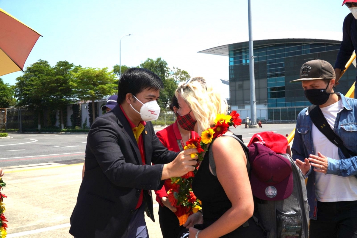 Đại diện lãnh đạo TP Đà Nẵng, sân bay và Vietjet chào mừng chuyến bay quốc tế đầu tiên đến Đà Nẵng.