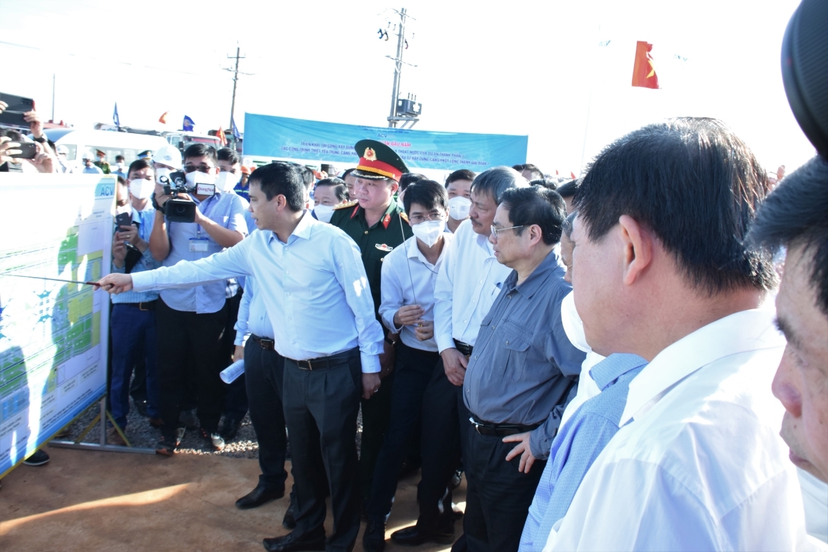 Thủ tướng Chính phủ Phạm Minh Chính và đoàn công tác của Chính phủ kiểm tra hiện trường, nghe báo cáo tiến độ thi công dự án sân bay Long Thành.