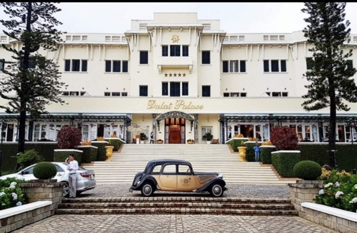 Đà Lạt Palace - khách sạn 100 tuổi hiếm hoi ở Việt Nam - nơi diễn ra Hội nghị Đà Lạt. Phái đoàn Việt Nam do Đại tướng Võ Nguyên Giáp dẫn đầu.