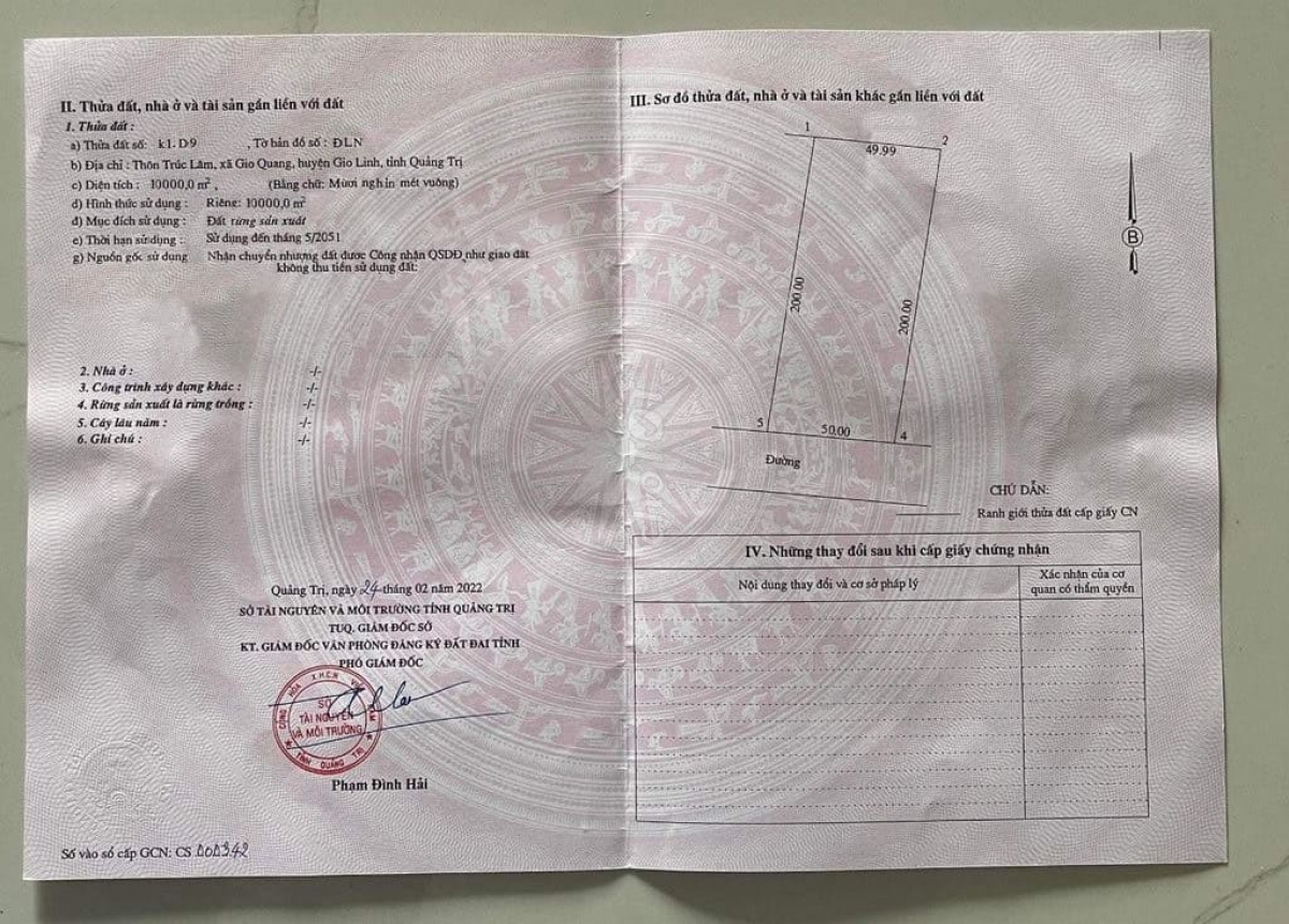 Một phôi sổ đỏ bị làm giả được phát hiện.