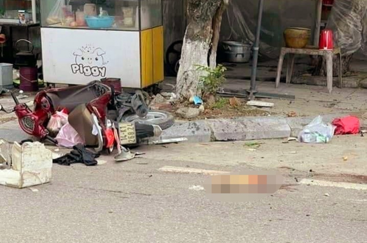 Hiện trường vụ tai nạn gần cầu Hòa Bình (thành phố Móng Cái, Quảng Ninh) làm một phụ nữ trung niên tử vong tại chỗ.