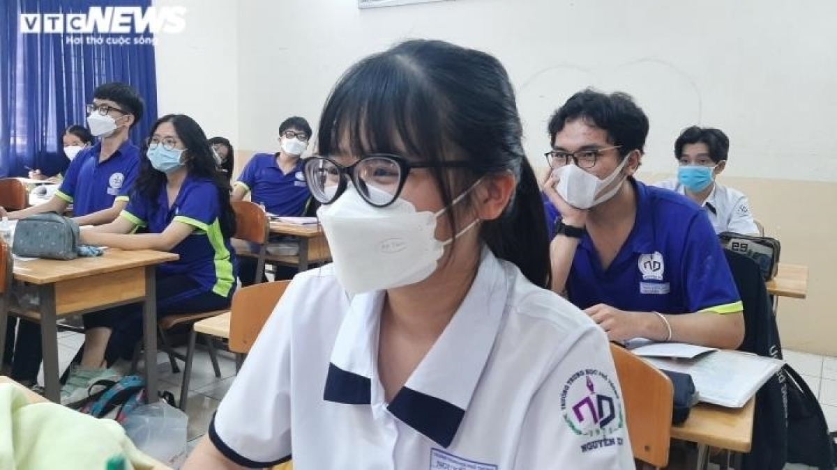 Học sinh TP.HCM đi học trở lại sau thời gian dài nghỉ phòng dịch.