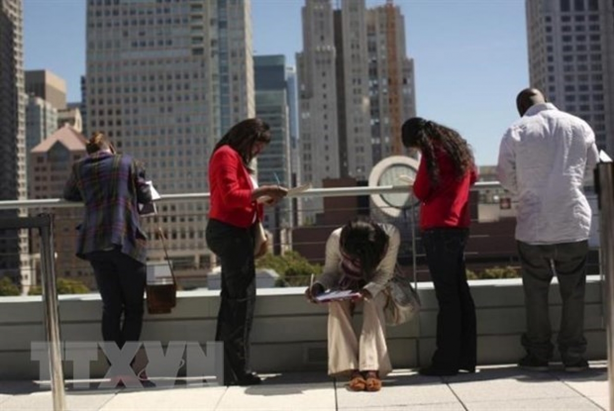 Người lao động đăng ký tìm việc tại trung tâm bán lẻ Target ở San Francisco, bang California (Mỹ). (Ảnh minh họa: Reuters/TTXVN)
