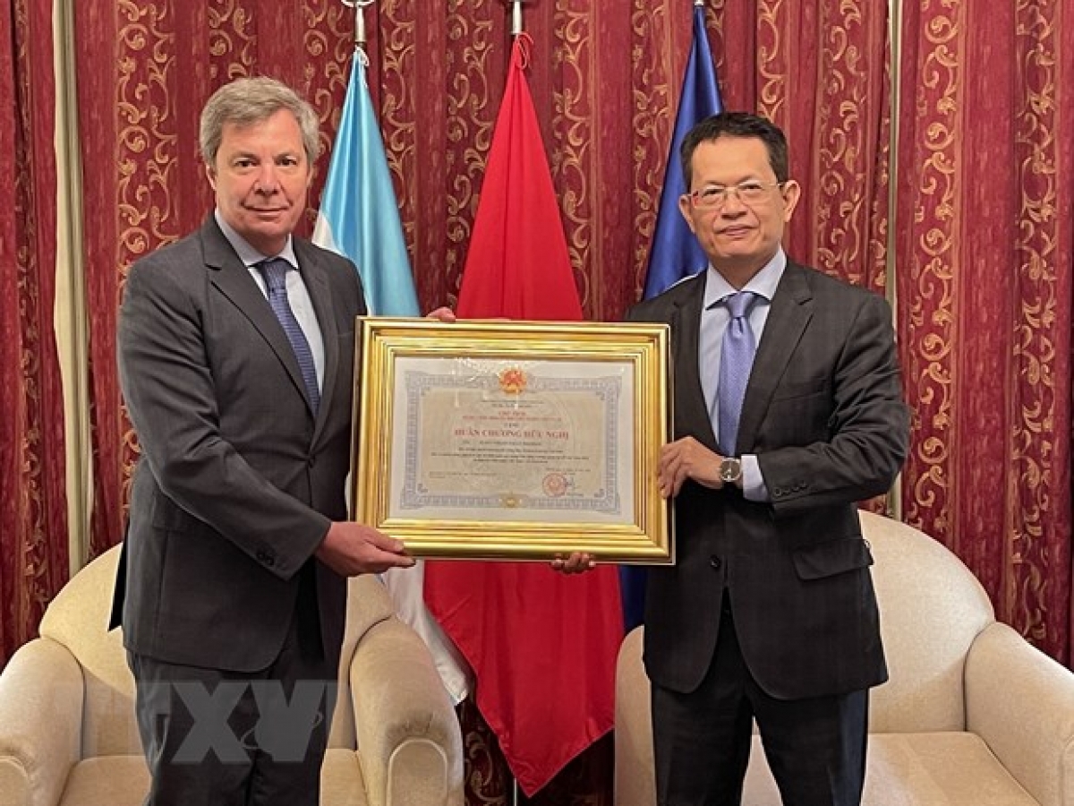 Đại sứ Dương Quốc Thanh trao tặng Huân chương Hữu nghị cho ông Juan Carlos Valle Raleigh. (Ảnh: Hoài Nam/TTXVN)