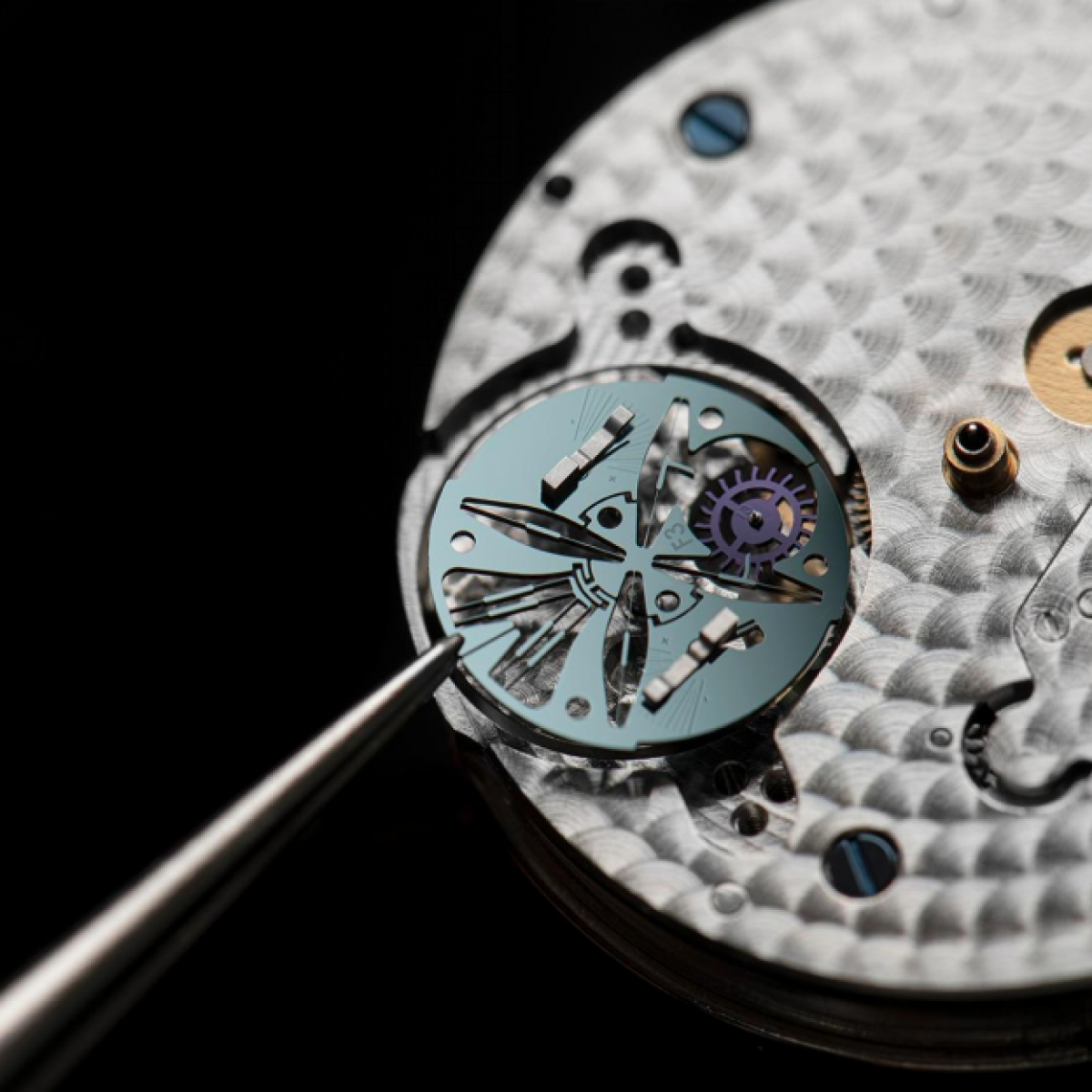Frederique Constant là nhà sản xuất đồng hồ quan trọng của Thụy Sỹ, nơi mang đến tiêu chuẩn chất lượng cao cấp và nghiêm ngặt.
