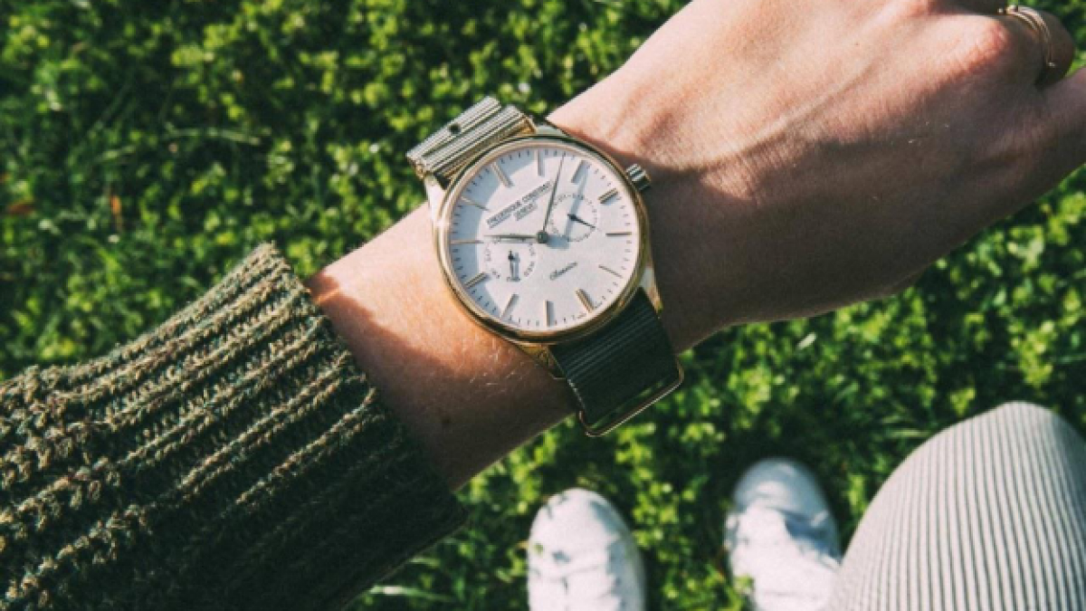 Tại Việt Nam, Frederique Constant hàng giả rất nhiều và tồn tại dưới nhiều hình thức, do đó, hãy tìm hiểu kỹ các bài đánh giá đồng hồ Frederique Constant từ những trang đáng tin cậy như Đồng Hồ Hải Triều
